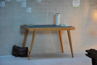 Moderner Jan Kurtz Schreibtisch aus Holz mit grauer Arbeitsplatte, ideal für Büro und Homeoffice.